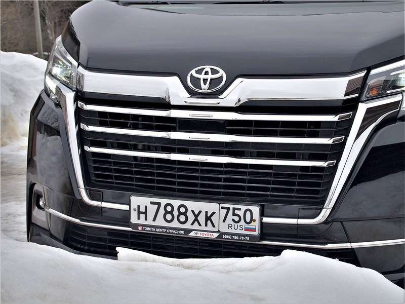 Фото Toyota Hiace - Решётка радиатора у модели HiAce не такая эффектная и агрессивная, как у Alphard, но, тем не менее, выглядит она очень солидно, авторитетно