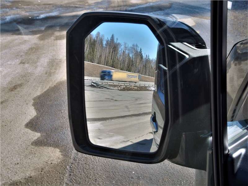 Фото Toyota Hiace - Отражающие элементы наружных зеркал больше вытянуты в высоту, нежели в ширину