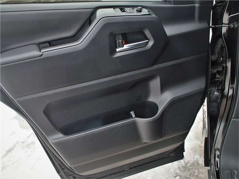 Фото Toyota Hiace - Так выглядят внутренние панели передних дверей. Карманы внизу глубокие и широкие. Уплотнители хорошо защищают пороги от грязи