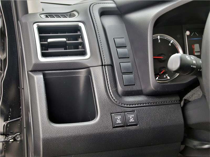 Фото Toyota Hiace - Слева от руля — кнопки управления сдвижными дверями второго ряда. И целый столбик заглушек. Думаю, в перспективе они будут заменены действующими кнопками