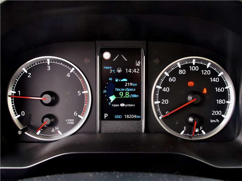 Фото Toyota Hiace - Панель приборов у HiAce своя, не «альфардовская». Я бы назвал её эталонной в плане чёткости и доходчивости выводимой информации