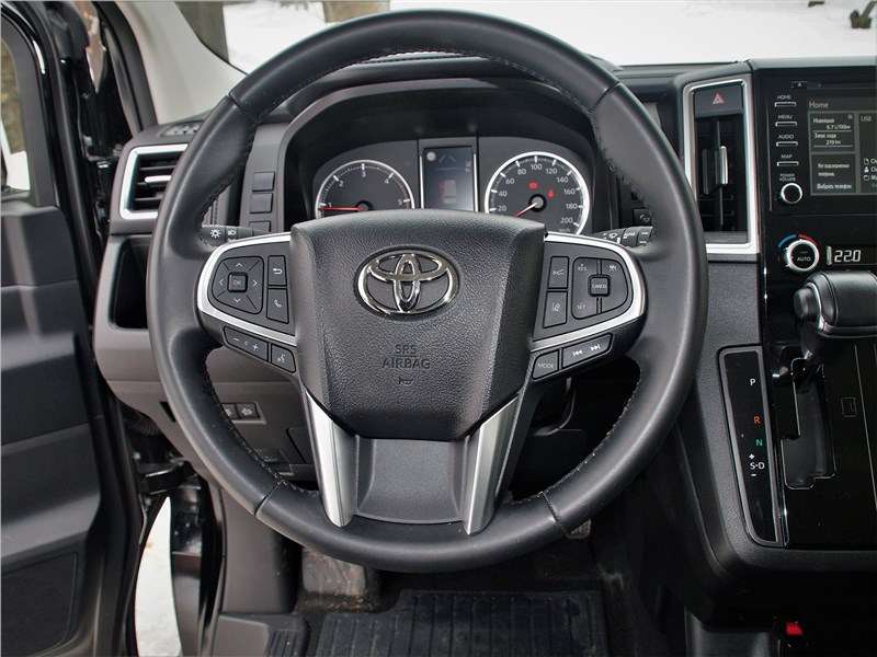 Фото Toyota Hiace - На огромном рулевом колесе множество кнопок, но одной всё-таки не хватает: подогревом баранка не оснащена