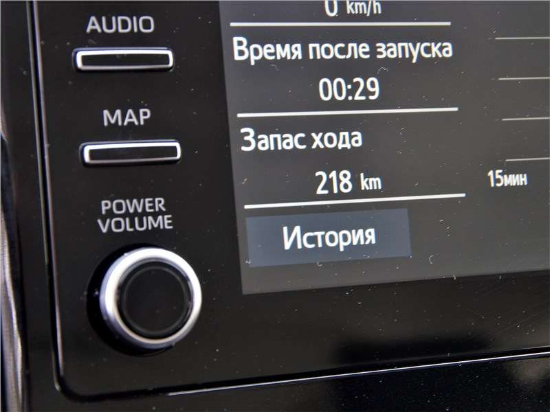 Фото Toyota Hiace - Отдельной строкой выделен запас хода на остатке топлива. Кстати, топливный бак у HiAce очень вместительный: 70 л