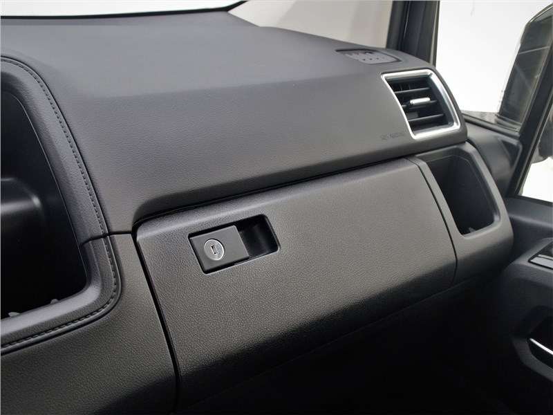 Фото Toyota Hiace - Перчаточный ящик, как у всех автомобилей для работы, запирается на ключ