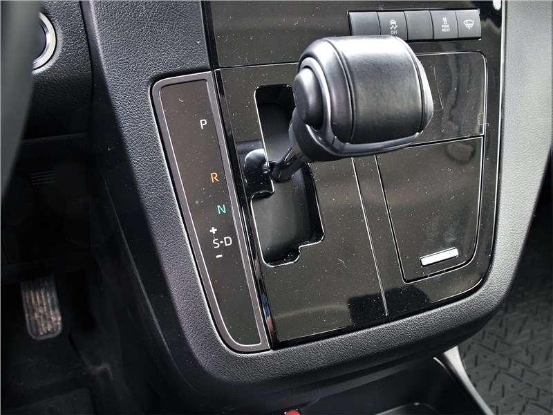 Фото Toyota Hiace - Селектор автомата с мощным набалдашником рукоятки напоминает ручку управления тягой двигателей в авиалайнере