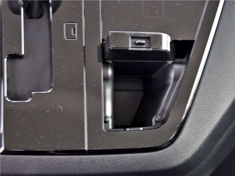 Фото Toyota Hiace - ...под которой скрывается панель для беспроводной зарядки смартфона