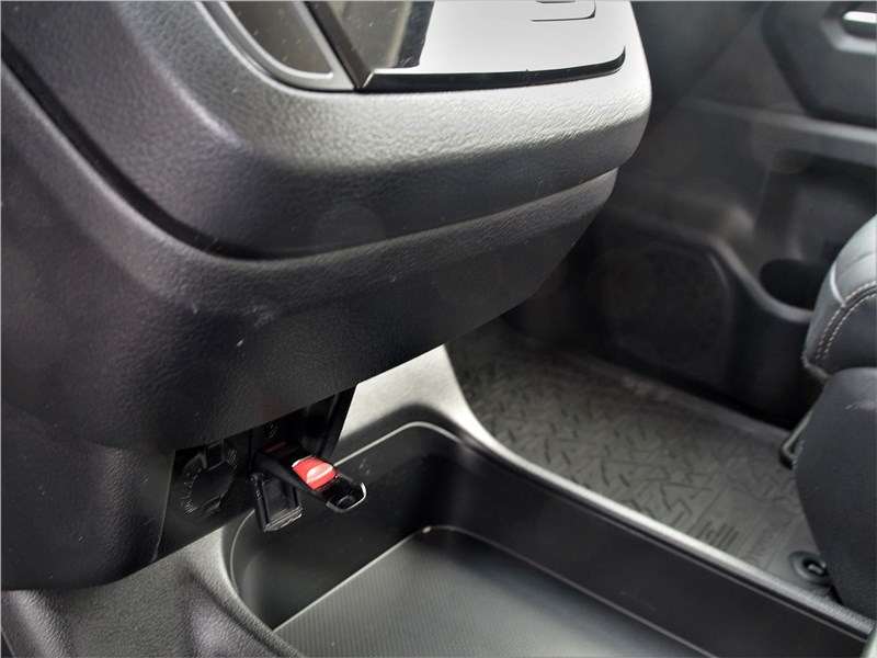 Фото Toyota Hiace - «Музыкальный» разъём USB расположен в нижней части прилива торпедо