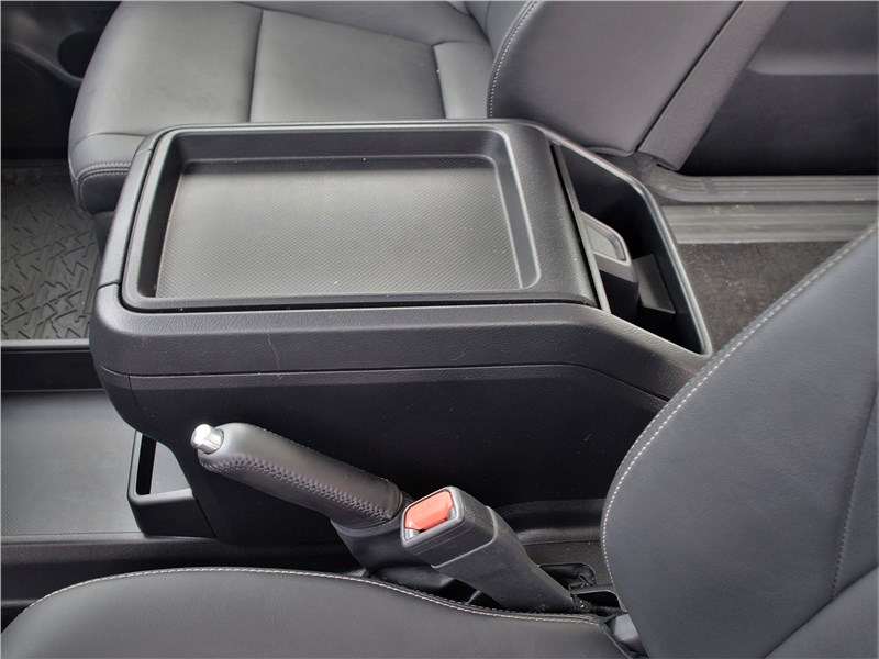 Фото Toyota Hiace - ...а второй находится в верхней части центрального бокса-подлокотника
