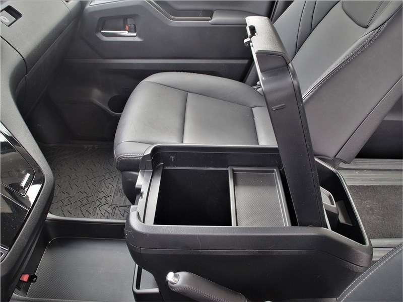 Фото Toyota Hiace - Сам бокс очень глубокий и вместительный, а вверху расположена съёмная полочка