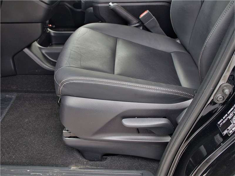 Фото Toyota Hiace - Регулировки водительского кресла механические, и одна из них — настройка по высоте