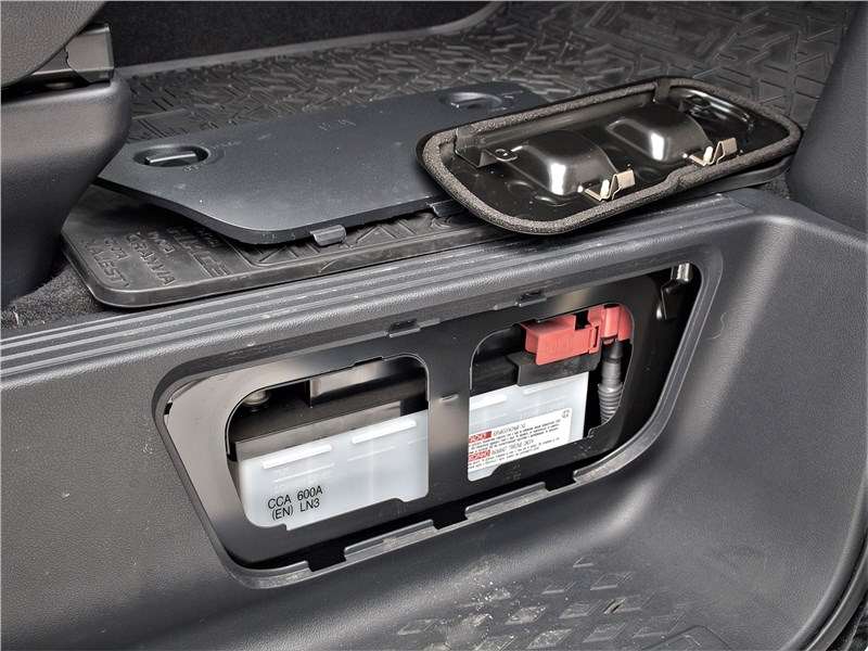 Фото Toyota Hiace - Под крышкой в области правой передней подножки расположена другая крышка, а за ней — аккумулятор. Аналогичная картина и слева, там находится второй аккумулятор