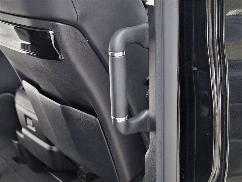 Фото Toyota Hiace - Такие рукоятки на средних стойках кузова значительно упрощают проникновение в пассажирский салон HiAce