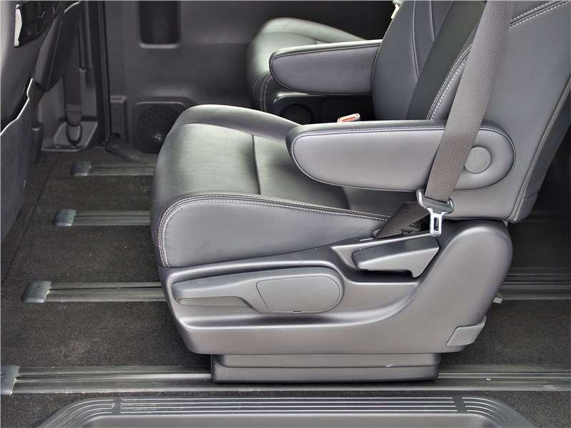 Фото Toyota Hiace - Все кресла в салоне HiAce исключительно удобны. Передняя рукоятка разблокирует кресло для сдвигания его вперёд или назад