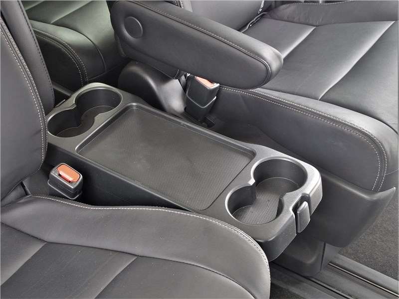 Фото Toyota Hiace - Откидной столик с подстаканниками между креслами второго ряда