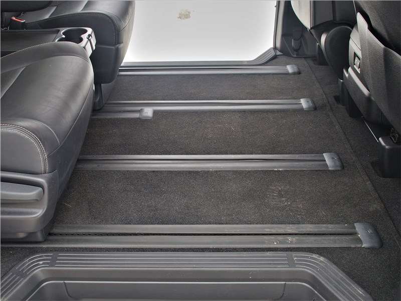 Фото Toyota Hiace - Все три ряда кресел в салоне сдвинуты назад — и в передней части образуется невероятный простор