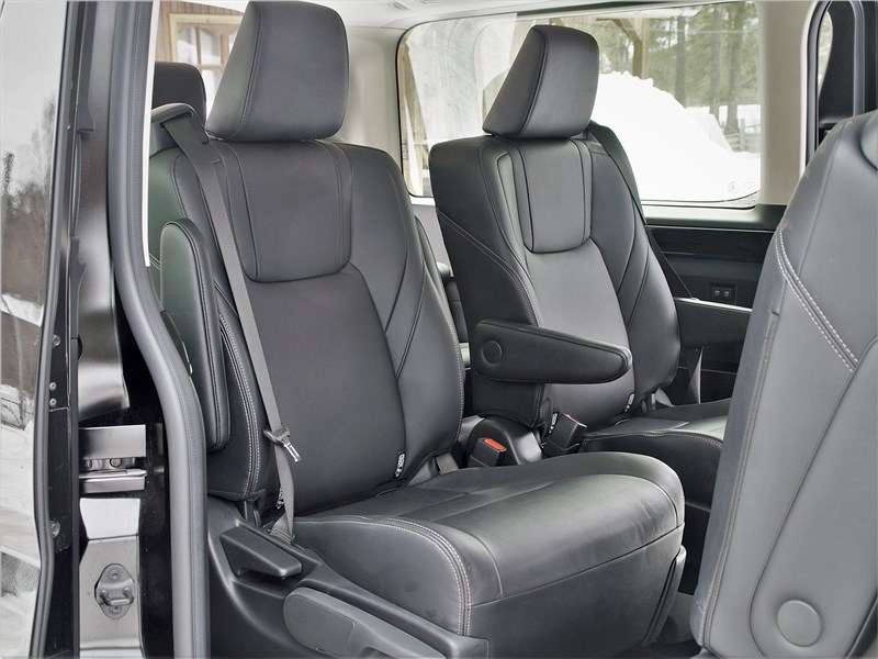 Фото Toyota Hiace - Третий ряд также состоит из двух раздельных кресел с проходом между ними