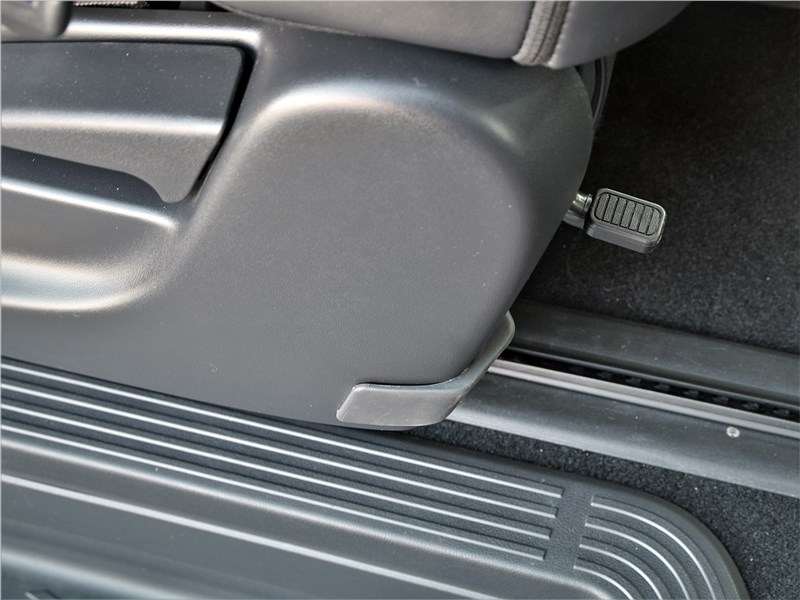 Фото Toyota Hiace - При помощи вот этих рычажков, нажимаемых ногами, пассажиры задних рядов могут разблокировать кресла перед собой и сдвинуть их на удобное расстояние для выхода