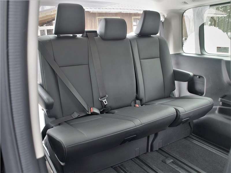 Фото Toyota Hiace - Четвёртый ряд сидений — трёхместный. Левое кресло можно двигать вперёд и назад отдельно от правой, сдвоенной части
