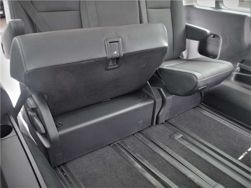Фото Toyota Hiace - Подушки частей заднего дивана можно приподнять,...
