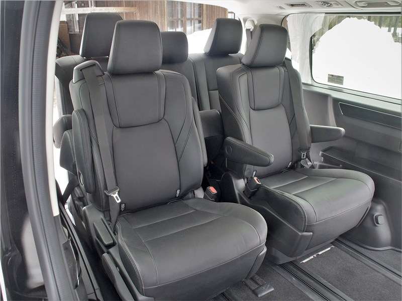 Фото Toyota Hiace - ...что позволит сдвинуть второй и третий ряды дальше назад