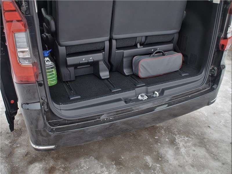 Фото Toyota Hiace - Поначалу я подумал, что части заднего ряда можно сложить, откинуть в стороны и зафиксировать к боковинам, как в LC Prado, однако нет, такая опция здесь отсутствует