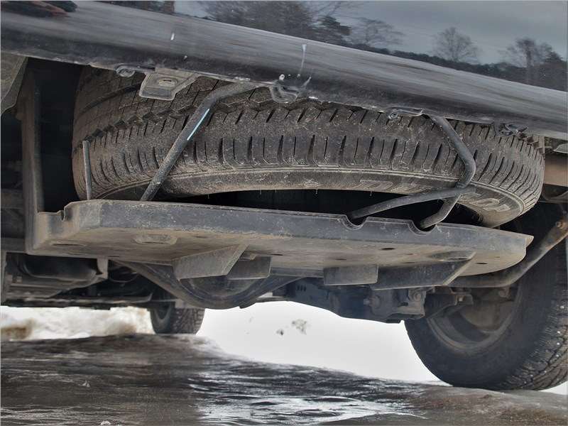 Фото Toyota Hiace - Запасное колесо расположено под днищем. Крышка под ним перфорирована для стока воды и выпадания камешков