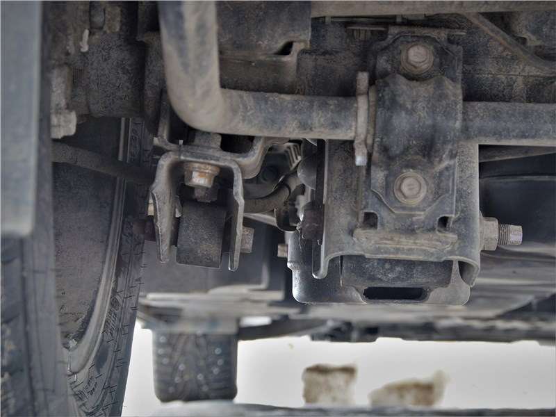 Фото Toyota Hiace - К балке поста прикреплён мощный стабилизатор поперечной устойчивости