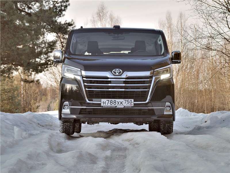 Фото Toyota Hiace - По кривым ледяным надолбам и колеям лучше двигаться с минимальной скоростью — чтобы катиться, а не скользить