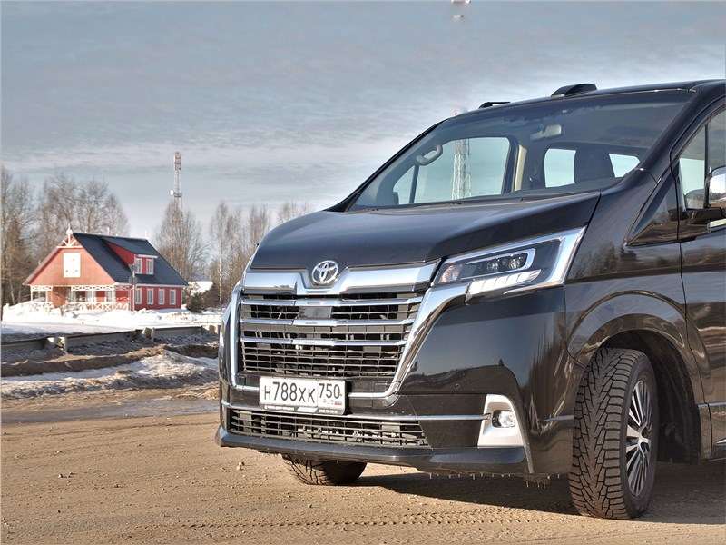 Фото Toyota Hiace - Toyota Hiace (2019) вид спереди