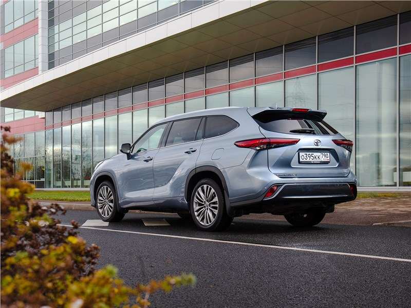 Фото Toyota Highlander - Кроссовер поставляется в Россию с полным приводом, 249-сильным бензиновым «атмосферником» и в 7-местном исполнении