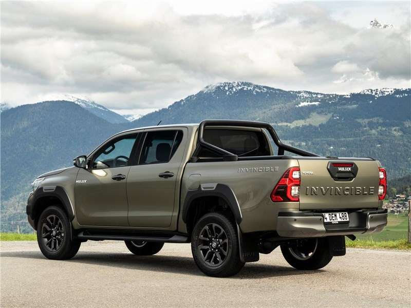 Фото Toyota HiLux - Toyota Hilux (2021) вид сзади