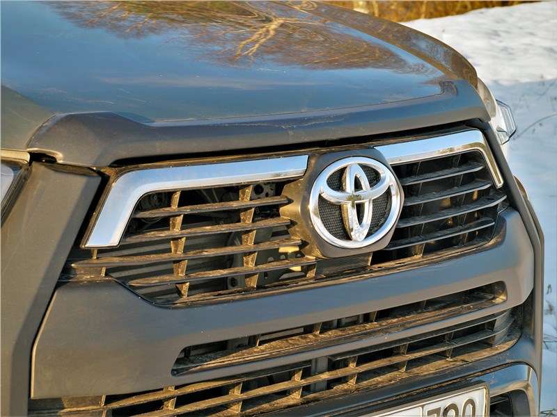 Фото Toyota HiLux - Наиболее заметные изменения претерпел передок пикапа: другими стали передний бампер, решетка радиатора, фары
