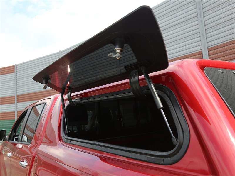 Фото Toyota HiLux - Toyota Hilux (2021) окно