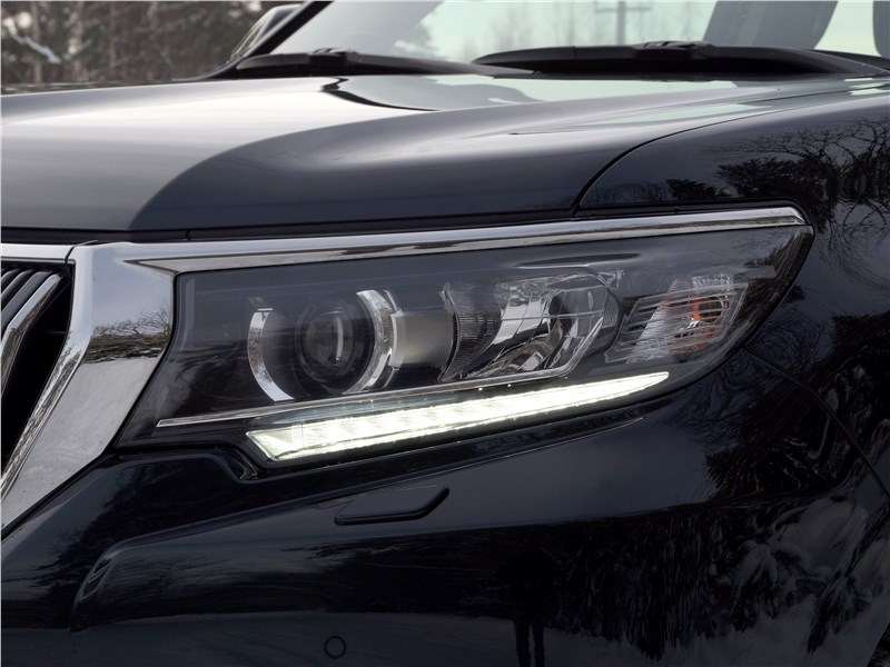 Фото Toyota Land Cruiser Prado - Новые фары Prado – светодиодные. Они обеспечивают отличный, слегка рассеянный свет, без резкой границы тени