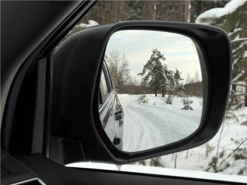Фото Toyota Land Cruiser Prado - Наружные зеркала, по традиции, огромные. Видимую картинку дополняют индикаторы объектов, замеченных системой слежения в «слепых» зонах
