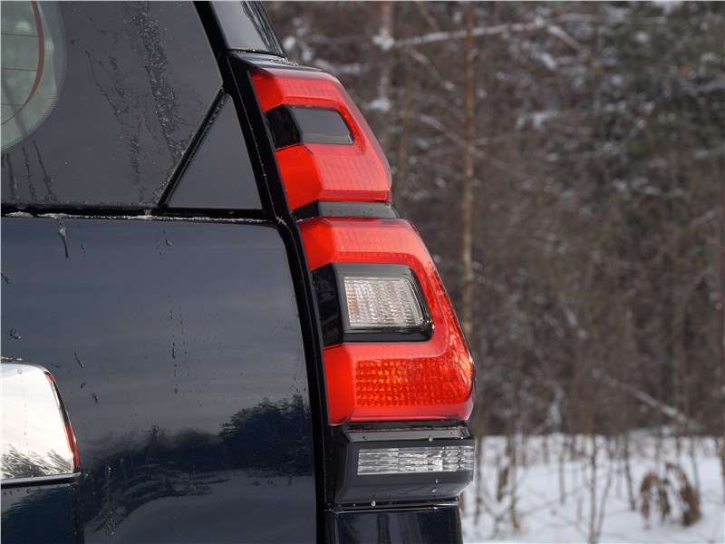 Фото Toyota Land Cruiser Prado - Новые задние фонари безошибочно выдают обновленную модель внедорожника