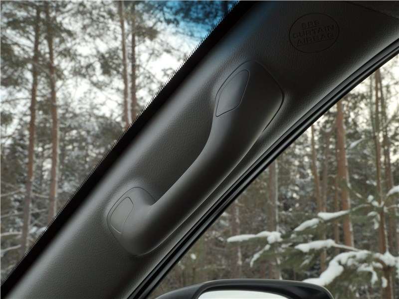 Фото Toyota Land Cruiser Prado - Мощные ручки, облегчающие посадку, есть в салоне у каждой из пассажирских дверей