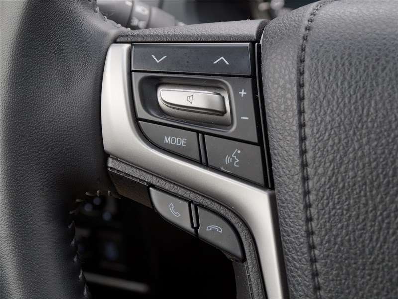 Фото Toyota Land Cruiser Prado - Рулевое колесо также усыпано кнопками. На левой спице – органы управления «музыкой» и подключенным смартфоном