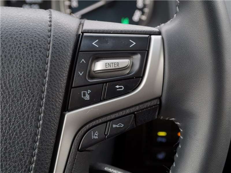 Фото Toyota Land Cruiser Prado - С правой спицы руля управляем борткомпьютером и некоторыми системами активной безопасности. Рычажок круиз-контроля – отдельный, расположен ниже