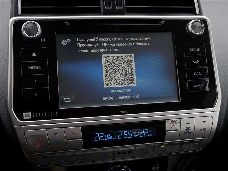 Фото Toyota Land Cruiser Prado - Инструкцию по эксплуатации можно открыть на смартфоне, используя специальное мобильное приложение и QR-код на центральном дисплее