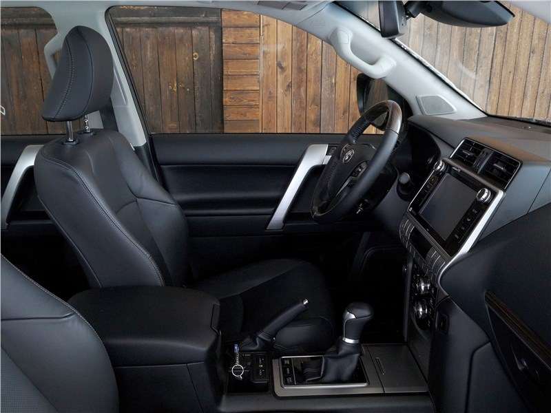 Фото Toyota Land Cruiser Prado - Рельефные сиденья могут быть отделаны кожей. Подогрев – обязательная опция, вентиляция доступна только в дорогих комплектациях