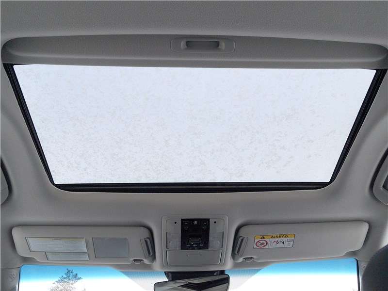 Фото Toyota Land Cruiser Prado - Над передними сиденьями может располагаться люк с обширной поверхностью