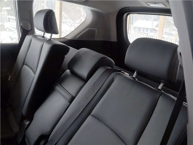 Фото Toyota Land Cruiser Prado - Части спинки заднего дивана не только складываются, но и регулируются по наклону