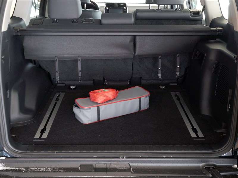 Фото Toyota Land Cruiser Prado - Номинальный объем багажника пятиместной версии составляет 621 л, максимальный (при складывании второго ряда сидений) достигает 1934 л