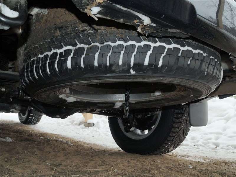 Фото Toyota Land Cruiser Prado - Полноразмерное колесо размещено под днищем автомобиля