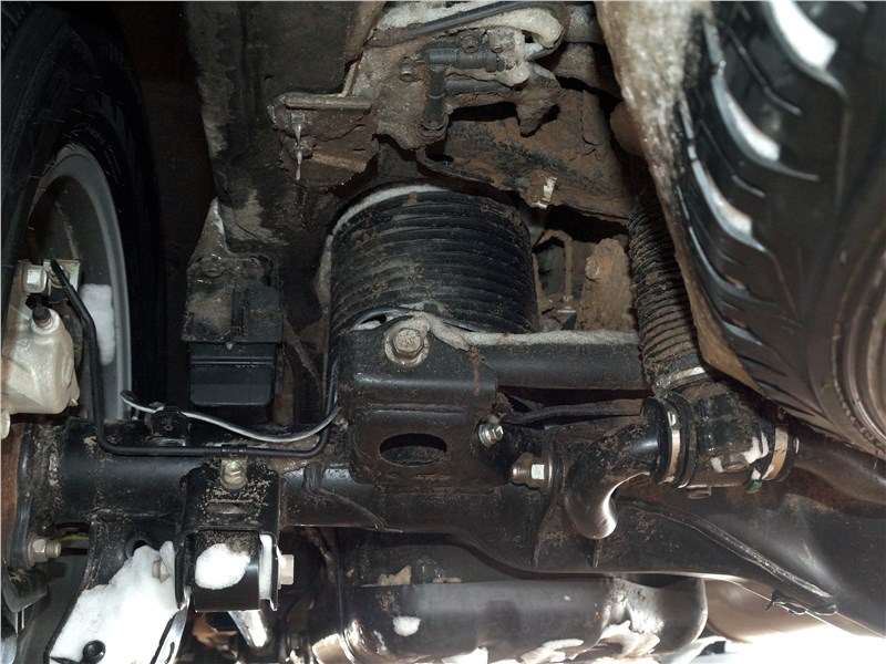 Фото Toyota Land Cruiser Prado - Специальная гидросистема обеспечивает стабилизацию кузова в горизонтальном положении. С ее помощью можно как поднять, так и опустить автомобиль