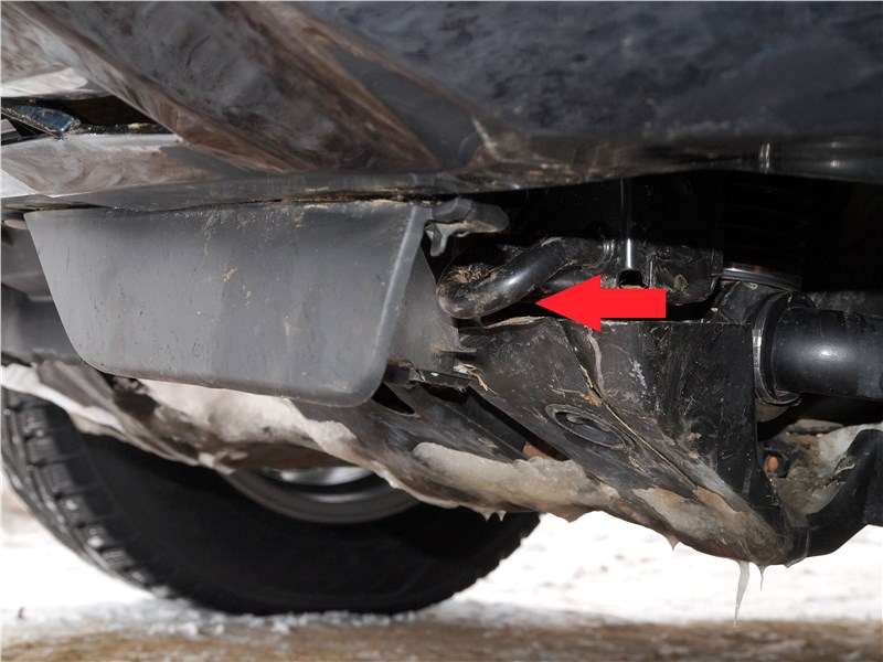 Фото Toyota Land Cruiser Prado - При закреплении буксировочного троса за проушину (показана стрелкой) следует отстегнуть расположенный перед ней брызговик, иначе можно повредить бампер
