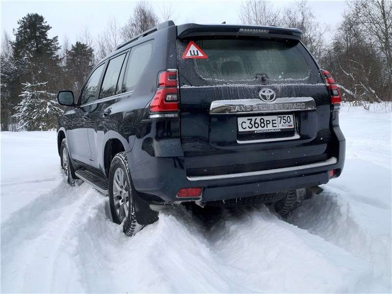 Фото Toyota Land Cruiser Prado - ...однако выбраться из снежного плена задним ходом пока еще можем