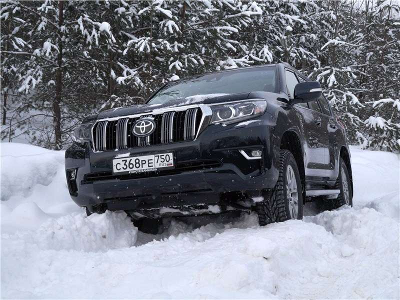 Фото Toyota Land Cruiser Prado - ...и это было фатальной ошибкой: при трогании с места автомобиль сполз вправо и провалился в глубокую яму, из которой своим ходом выбраться уже не смог