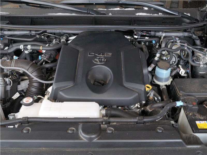 Фото Toyota Land Cruiser Prado - 2,8-литровый 177-сильный двигатель слабоват для массивного, тяжелого Prado. Любителям динамичного движения лучше выбрать 4,0-литровую бензиновую версию